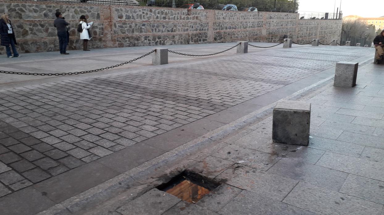 El cubo de granito arrancado por el autobús esta tarde