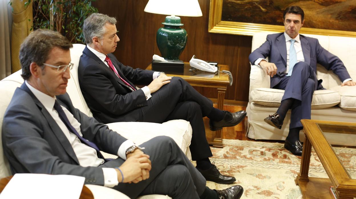 Feijóo y Urkullu reunidos con el exministro de Industria, José Manuel Soria, en una imagen de archivo