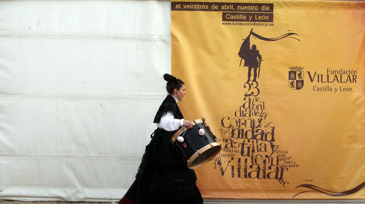 Carpa de la Fundación Villalar en la campa, durante la fiesta del Día de Castilla y León