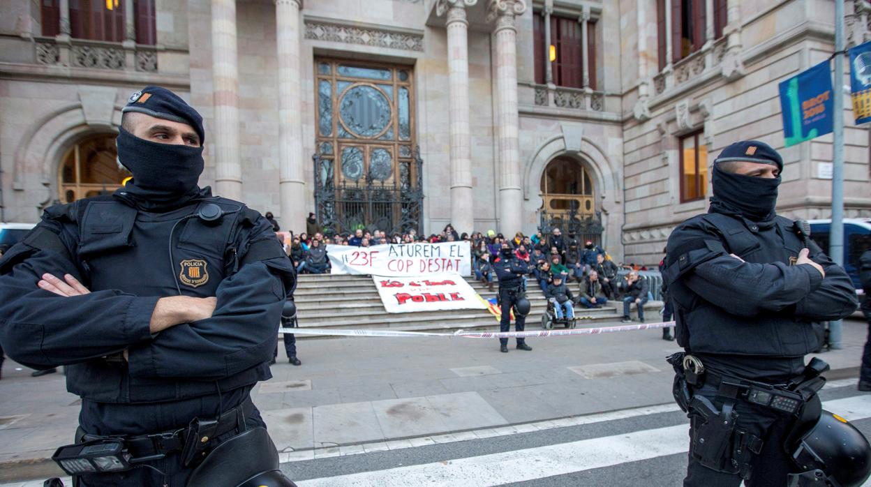 Los independentistas se encadenaron a las puertas del Palacio de Justicia de Barcelona en febrero de 2018