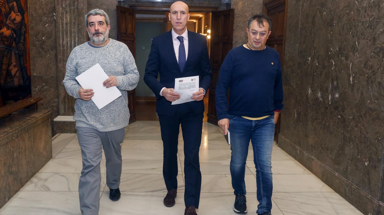 El alcalde de León, José Antonio Diez, tras reunirse con los secretarios provinciales de UGT y CCOO, Enrique Reguero y Xosepe Vega