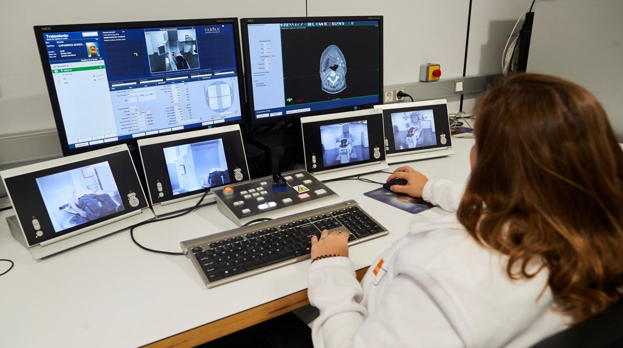 Una doctora hace un seguimiento en una máquina especializada en la detección de cáncer de pulmón