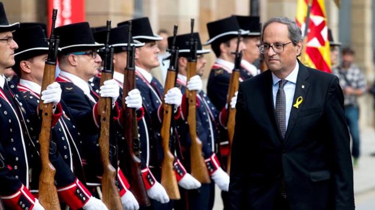 El president Torra pasa revista a la guardia de honor de los Mossos