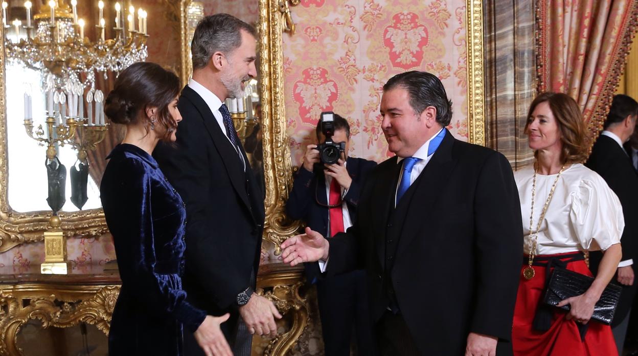 Los Reyes reciben el saludo del embajador de Estados Unidos, Duke Buchan III, y su esposa, Jannah