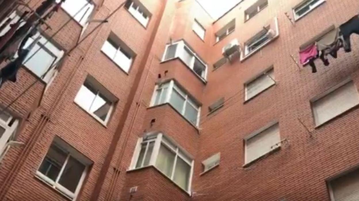 El hombre se ha caído desde la ventana de su casa, en el quinto piso