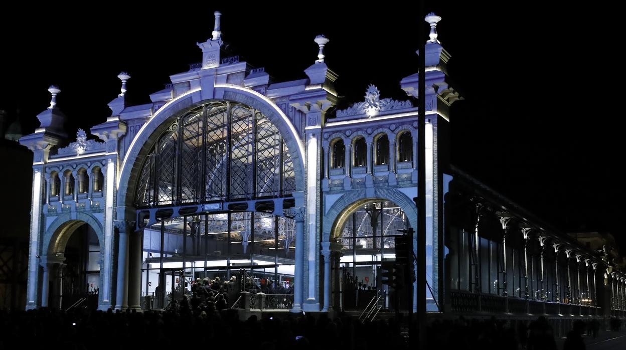 Vista nocturna del renovado Mercado Central, que data del año 1903