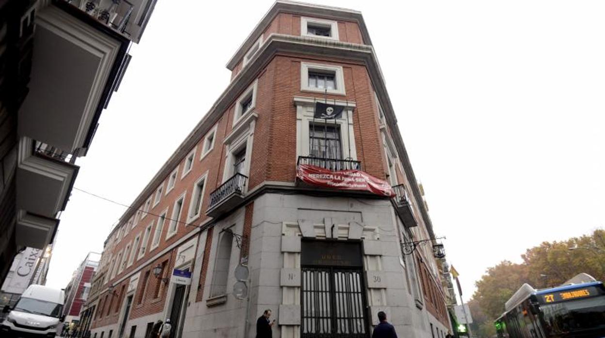 El edificio de la calle del Gobernador con el paseo del Prado, okupado hasta hace unos meses