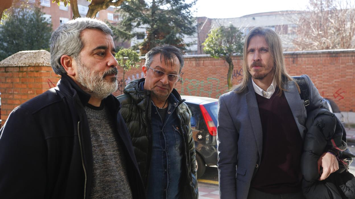 El secretario general de Podemos Castilla y León, Pablo Fernández, aborda junto a los secretarios provinciales de CCOO y UGT, Xosepe Vega y Enrique Reguero