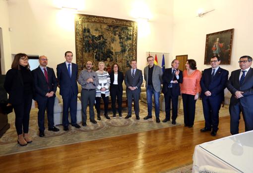 Representantes empresariales y sindicales, con el presidente Page, en el Palacio de Fuensalida