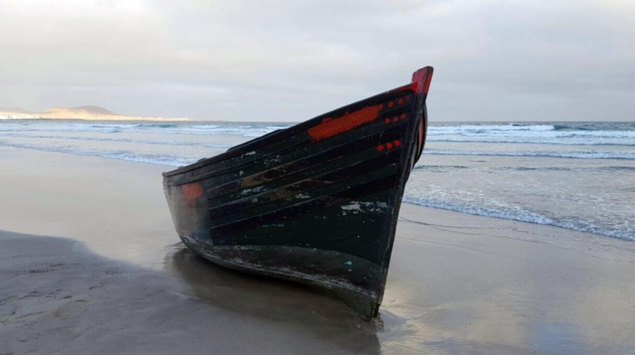 Una patera vacía llegada a la costa de Famara, en el norte de Lanzarote