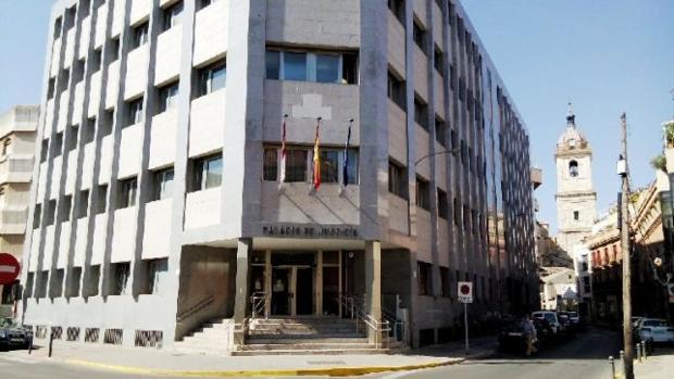 Condenados a 6 meses de cárcel dos responsables de un banco por apropiarse de 4 cheques