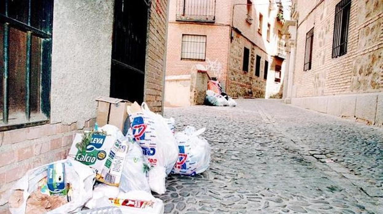 Imagen de archivo con bolsas de basura en una de las calles del casco histórico de Toledo