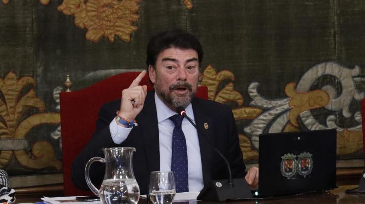 El alcalde de Alicante, Luis Barcala, durante un pleno municipal