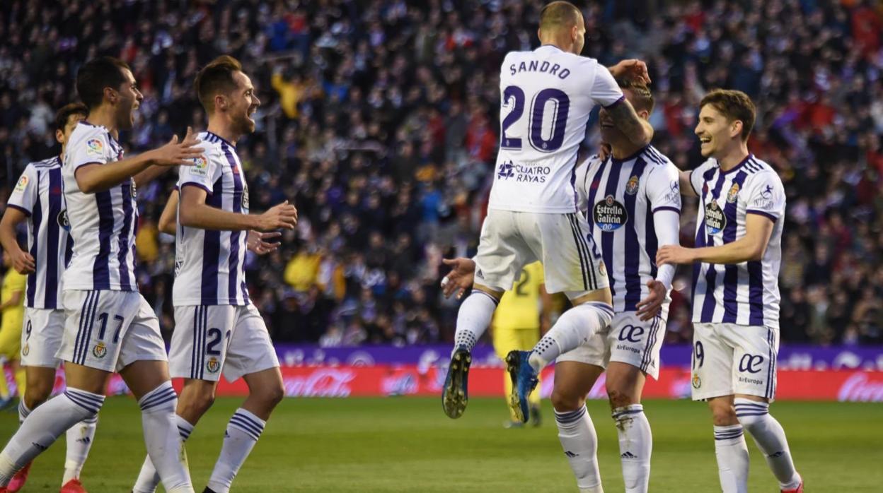 Los jugadores blanquivioletas celebraron felices el gol de Alcaraz en el primer tiempo del partido