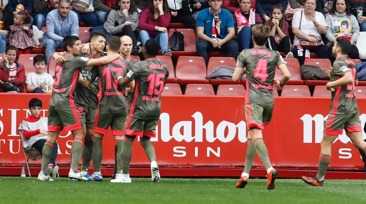 Los jugadores del Mirándes celebran uno de los dos goles ante el Sporting de Gijón