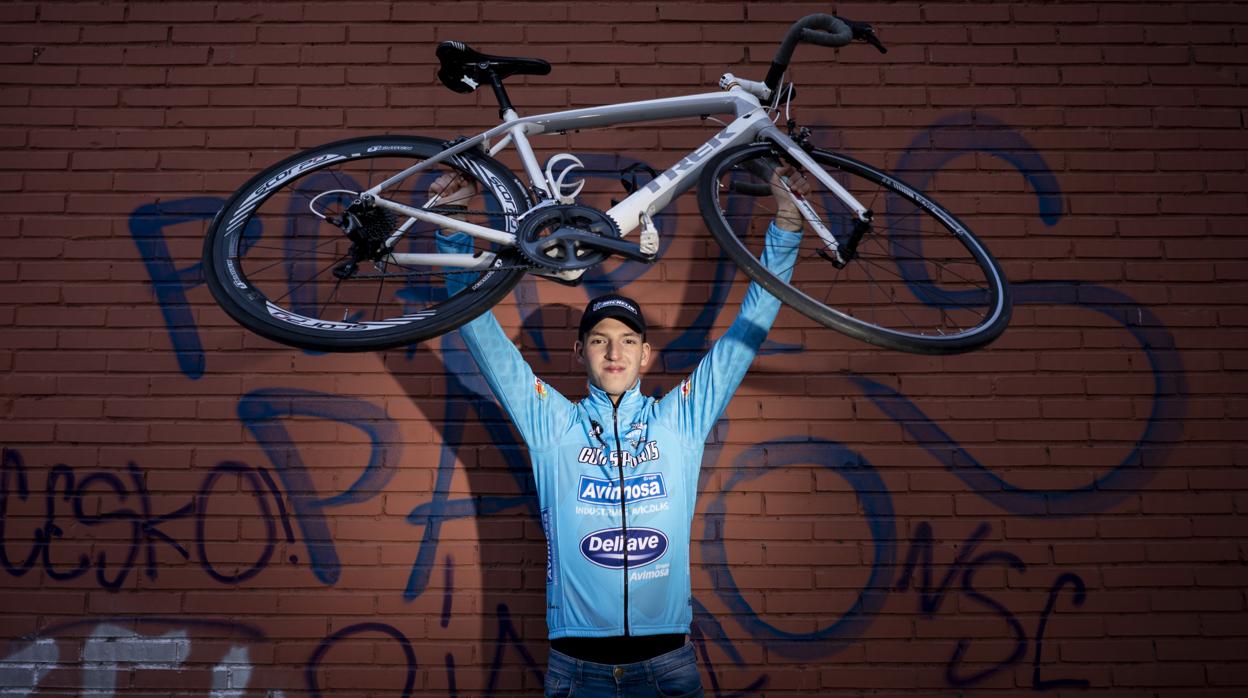 Juanfran, con la bicicleta con la que solía competir