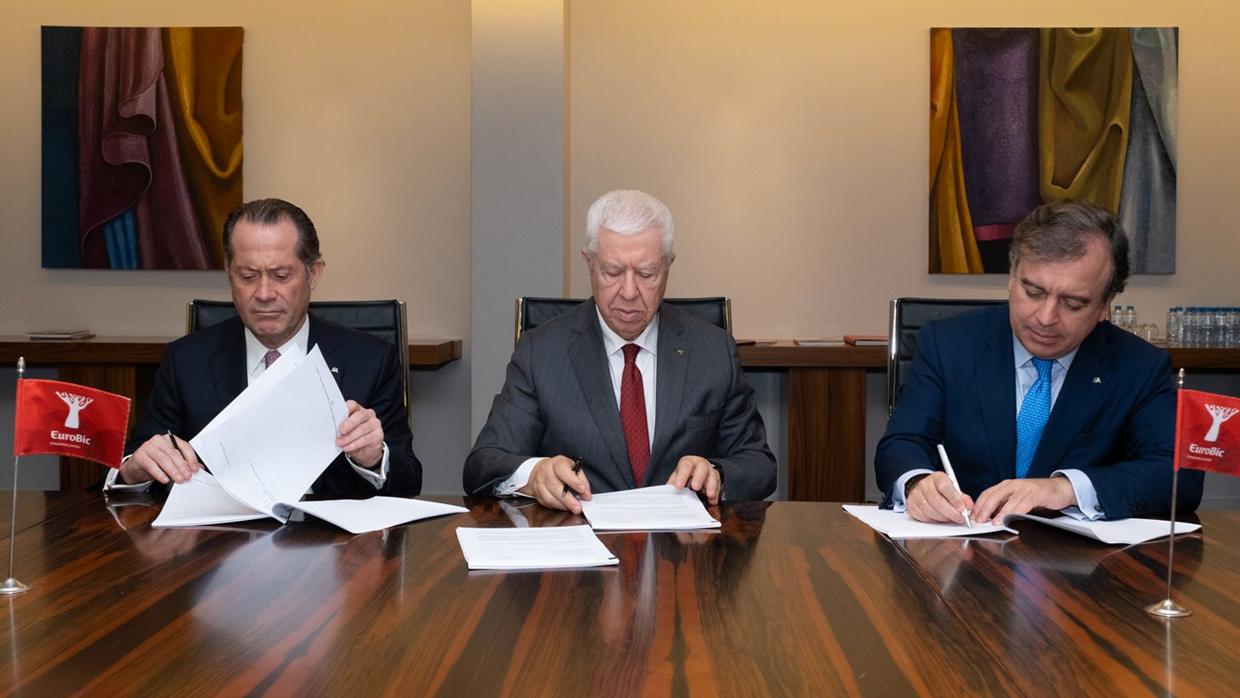 Juan Carlos Escotet Rodríguez, presidente de Abanca, Fernando Teixeira dos Santos, presidente de EuroBic, y Francisco Botas, consejero delegado de Abanca