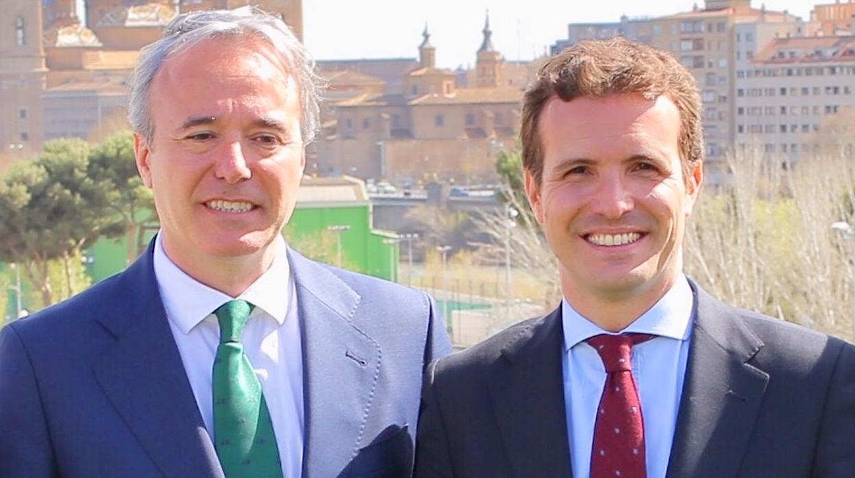 El líder del PP, Pablo Casado, con el alcalde de Zaragoza, Jorge Azcón, que también es portavoz de los populares en la Federación Española de Municipios y Provincias (FEMP)