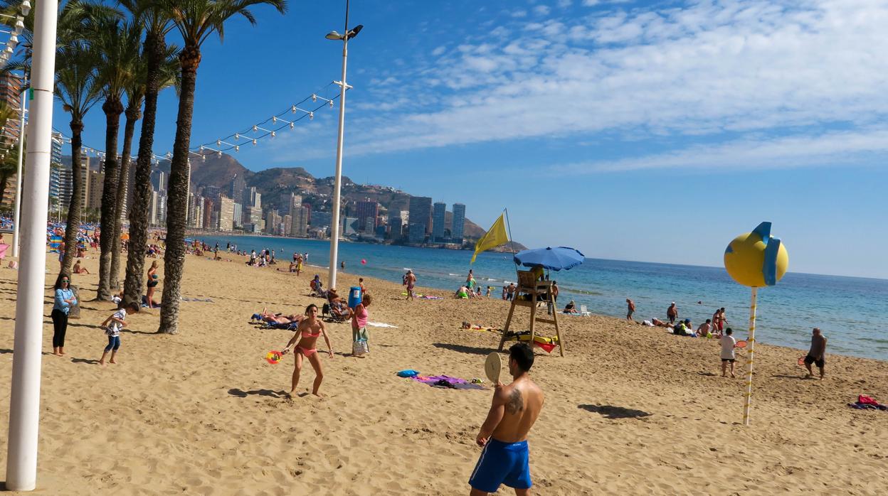 Imagen de archivo tomada en la playa de Levante de Benidorm