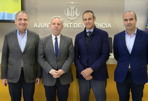 Imagen tomada tras la firma del convenio entre Global Omnium y el Ayuntamiento de Valencia