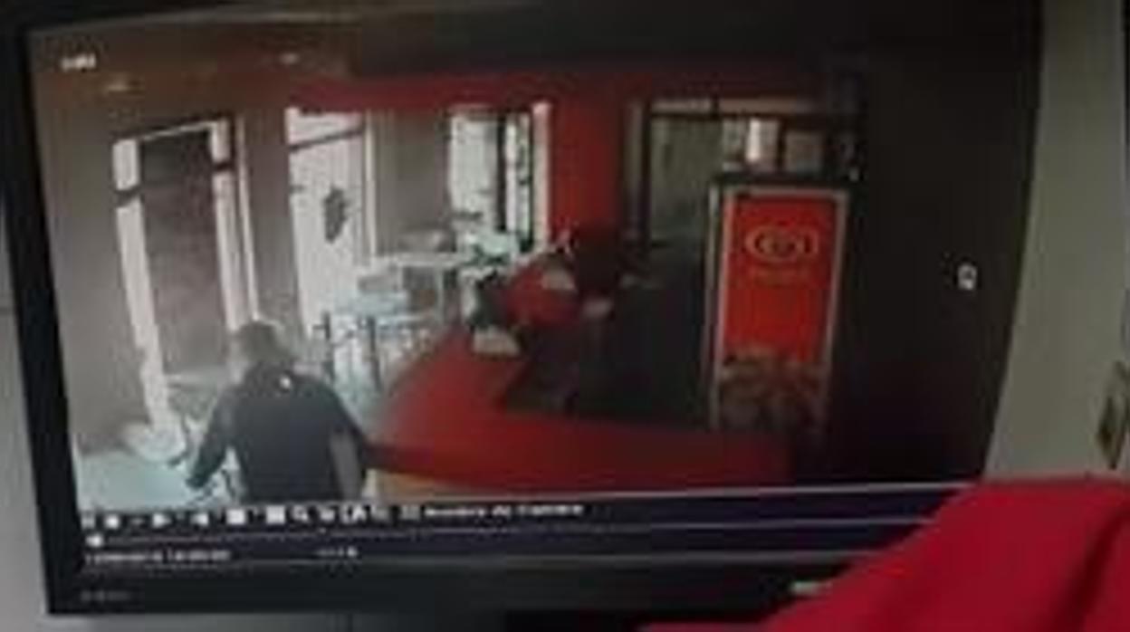 Imagen captada dentro de un telepizza atracado por el «payaso justiciero»