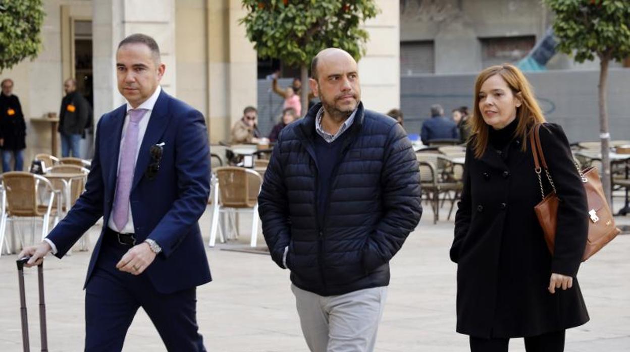 El exalcalde Gabriel Echávarri, a la entrada de la Audiencia de Alicante