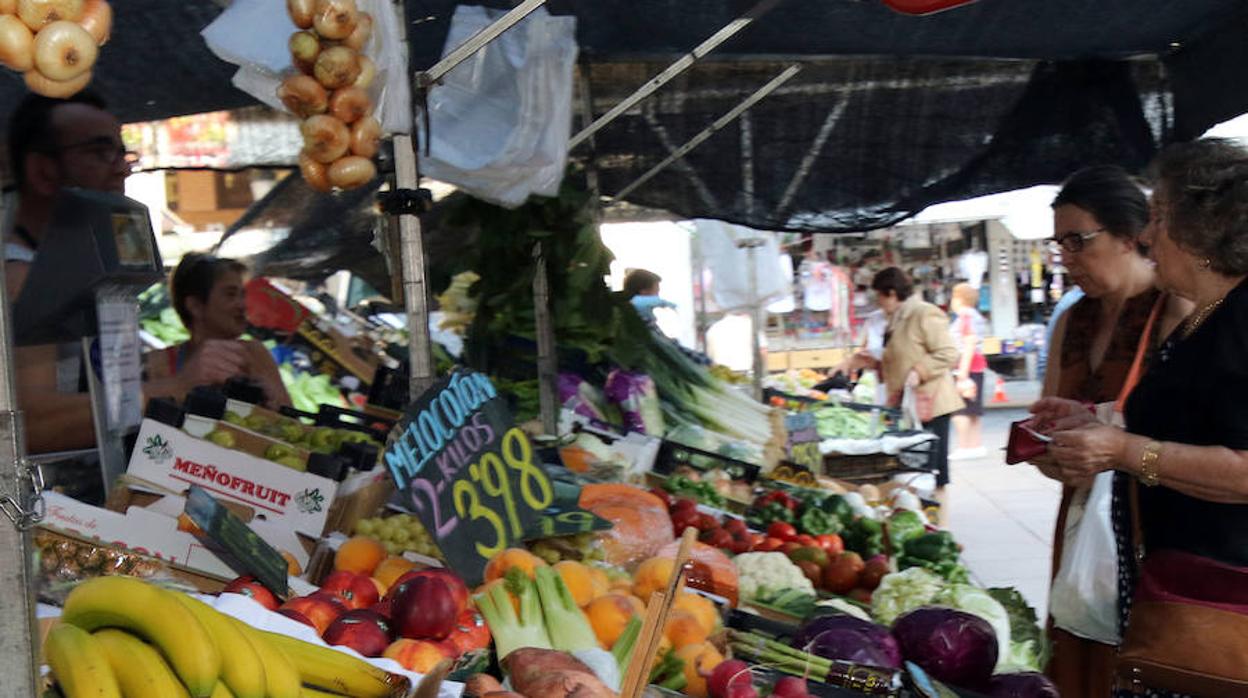 Señoras comprando fruta en un mercadillo