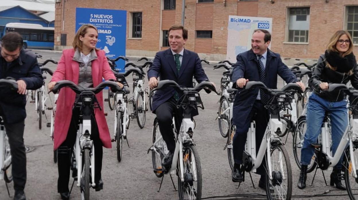 En el centro, el alcalde de Madrid, José Luis Martínez-Almeida, en una bicicleta de Bicimad