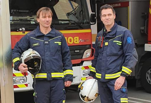 José Antonio Gómez Milara, jefe de grupo del Parque de Bomberos Nº 1 de Santa Engracia, junto a Ricardo Jiménez, jefe de guardia en la noche del incendio