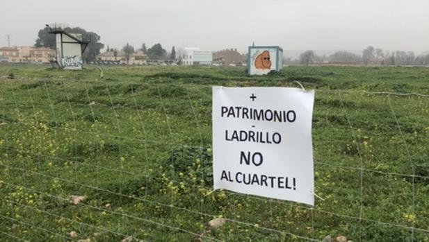 Aparecen carteles contra la construcción del cuartel de la Guardia Civil en la Vega Baja