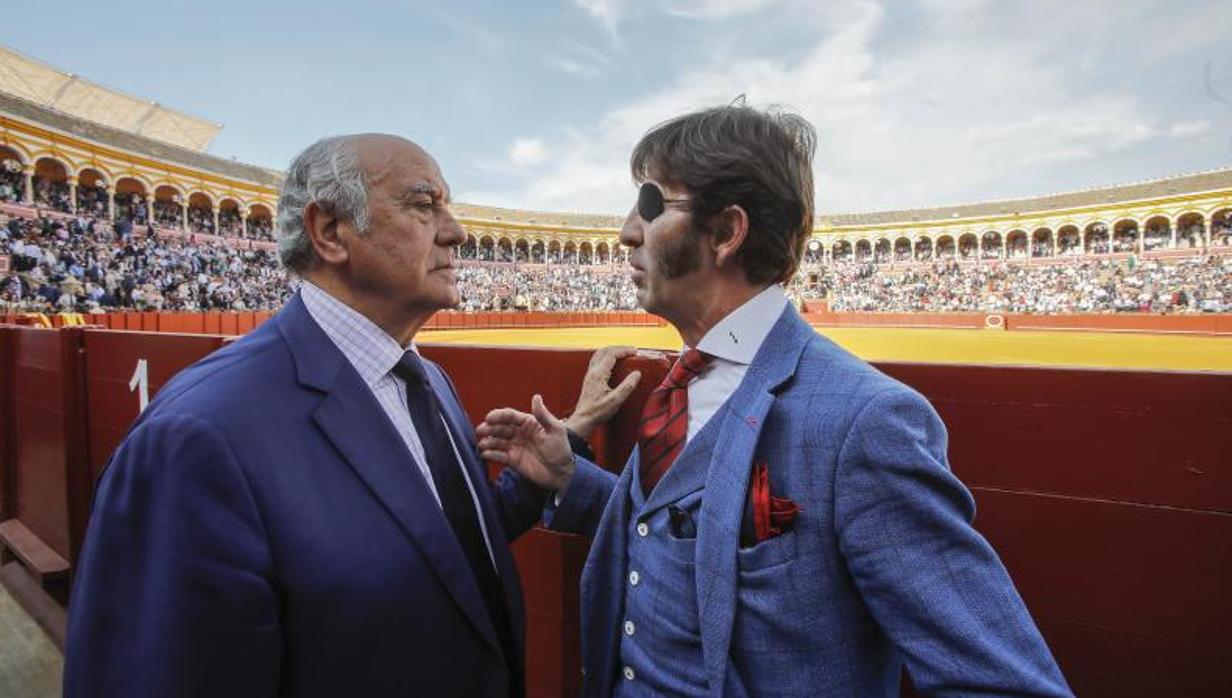 Juan José Padilla con Ramón Valencia, empresario de la Maestranza, durante un festejo en Sevilla