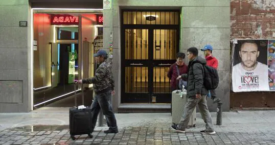 Varios turistas pasean por el portal de la calle del Príncipe, 15 (Centro)