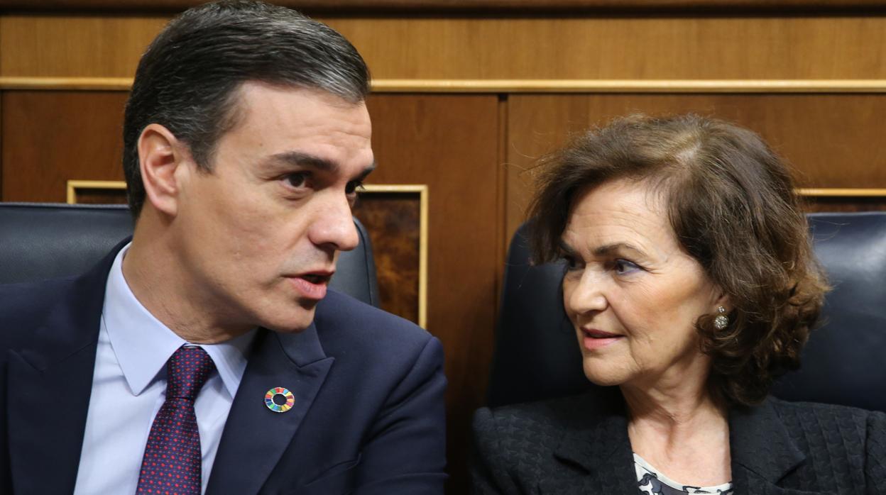 Pedro Sánchez y Carmen Calvo, esta mañana, durante la sesión de control al Gobierno