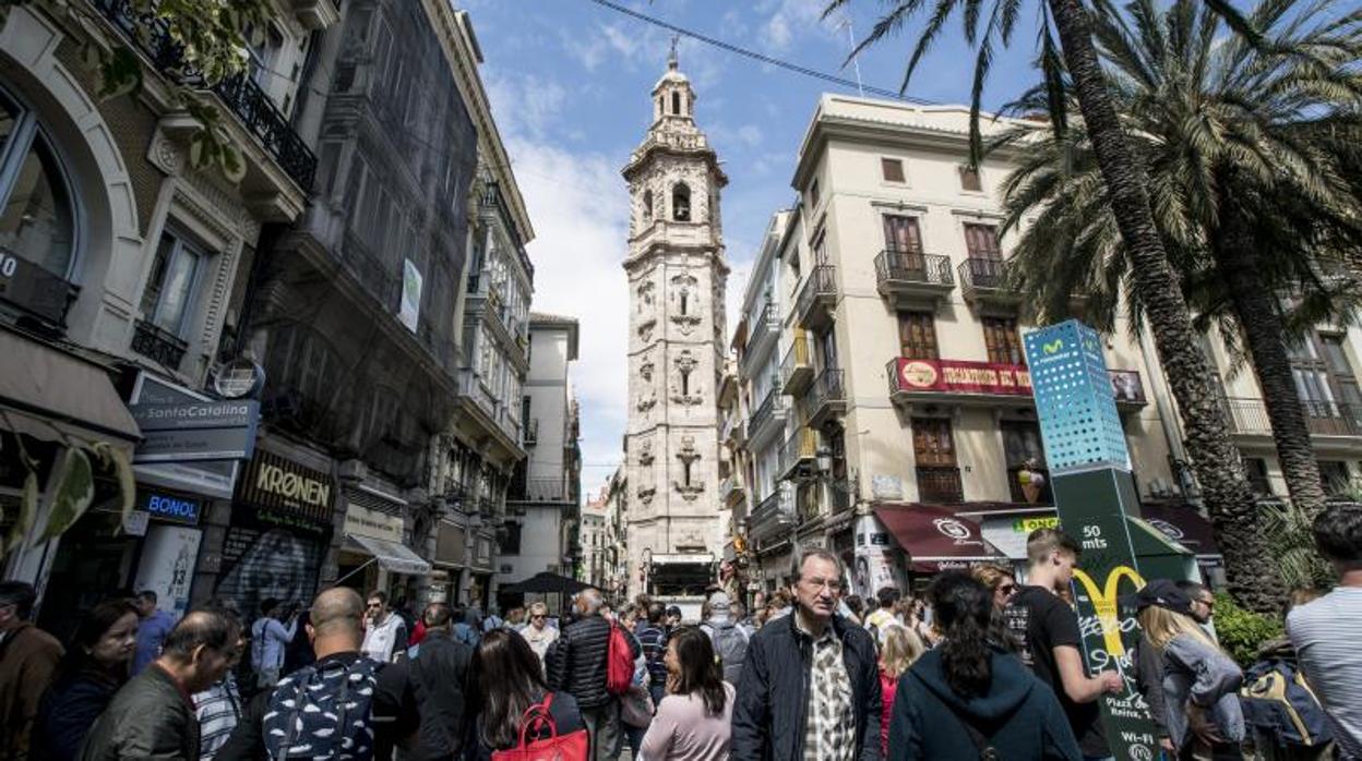 Turistas paseando por el centro de Alicante