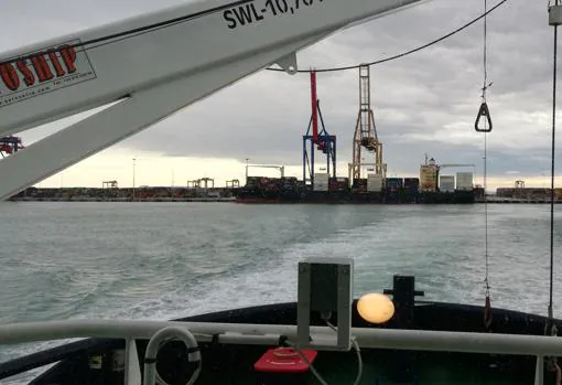 Imagen tomada desde un remolcador en el puerto de Valencia