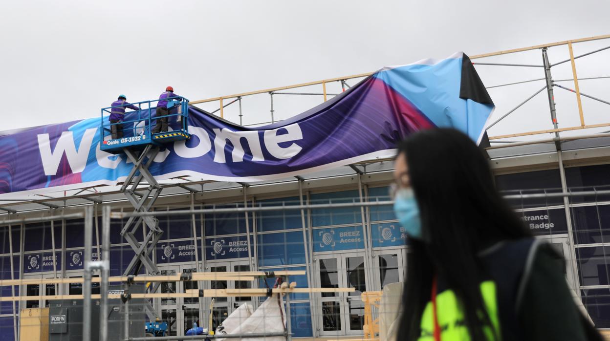 Operarios montando las instalaciones del MWC en Barcelona