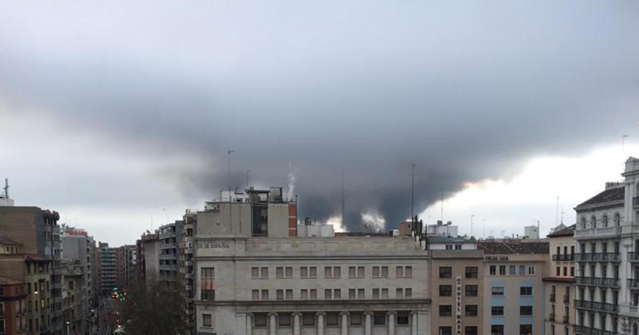 Así se veía el cielo de Zaragoza desde el centro de la capital aragonesa durante el incendio