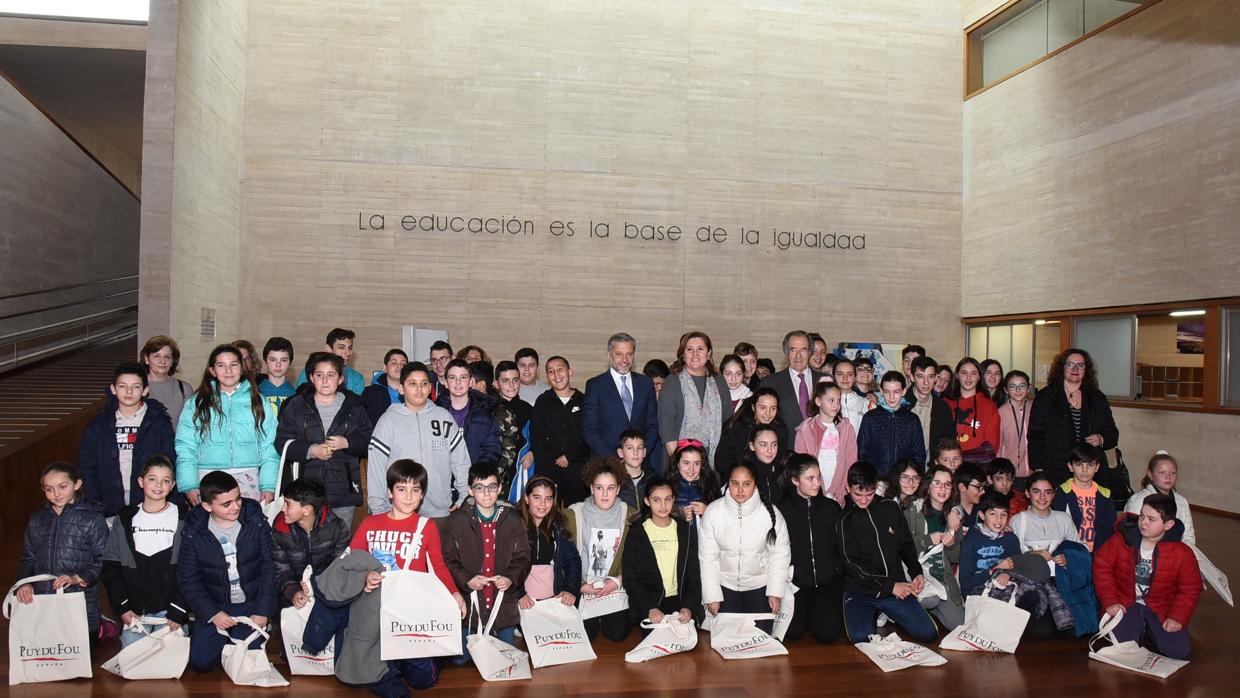 La consejera de Cultura, Rosa Ana Rodríguez, y el director general adjunto de Puy du Fou España, Jose Ramón Molinero, han presentado la segunda edición del concurso para escolares «Cuéntanos tu Sueño de Toledo»