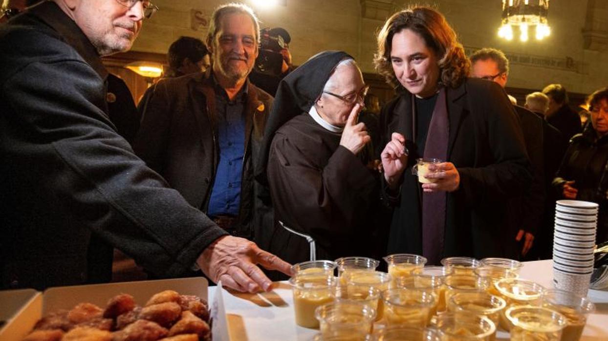 Colau, con una de las clarisas de Pedralbes durante la degustación del 'mató'