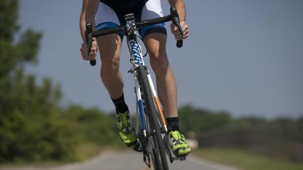 Intentan robar salmón e ibéricos del supermercado escondiéndolos dentro de un maillot de ciclista