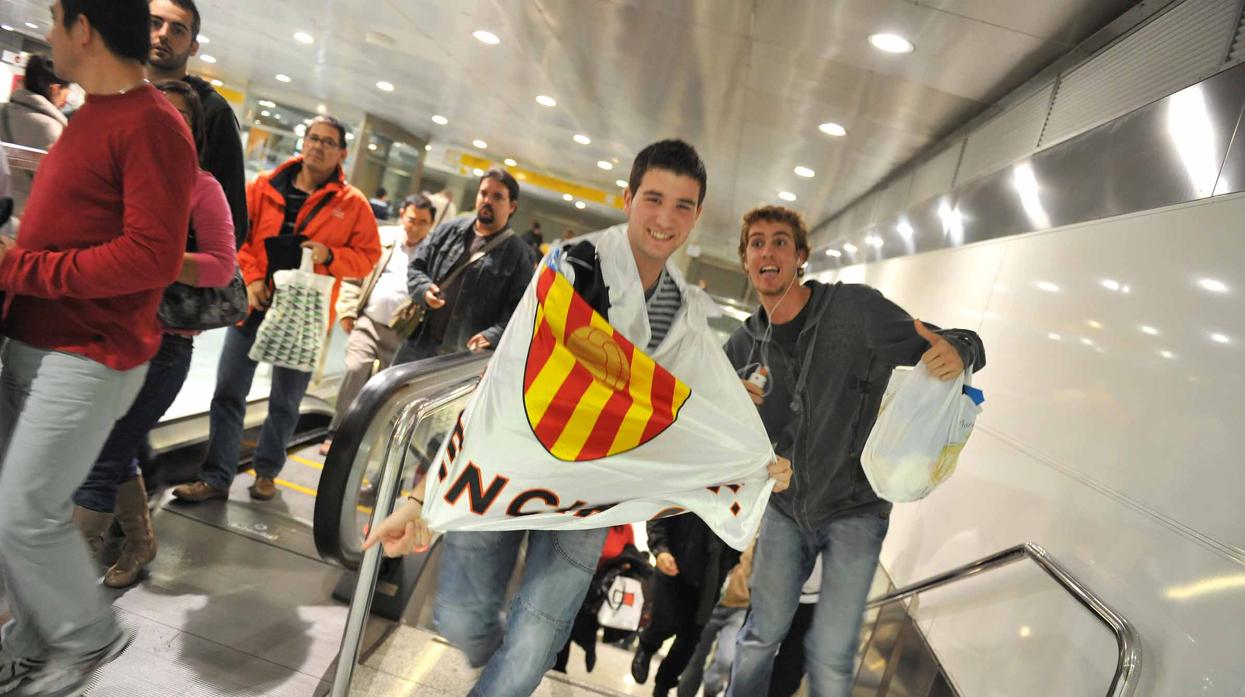 Imagen de unos aficionados en una de las estaciones del Metro de Valencia