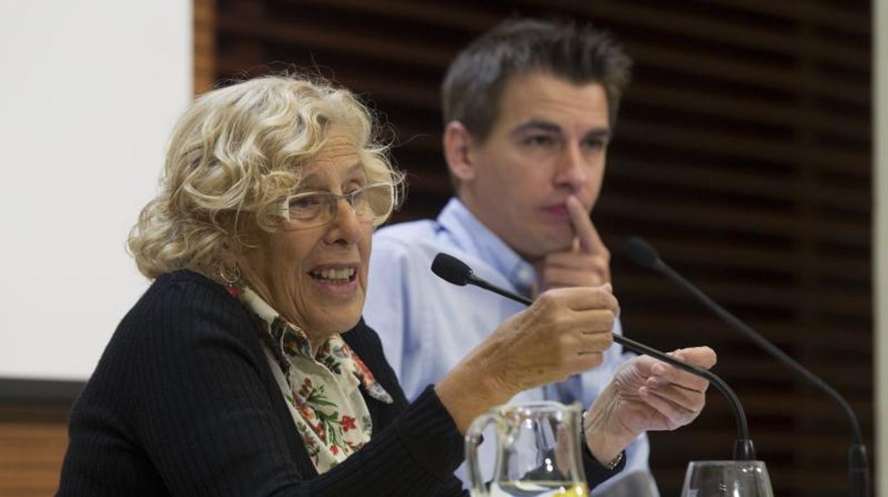 La exalcaldesa de Madrid, Manuela Carmena, junto al exdelegado de Transparencia y Participación Ciudadana, Pablo Soto