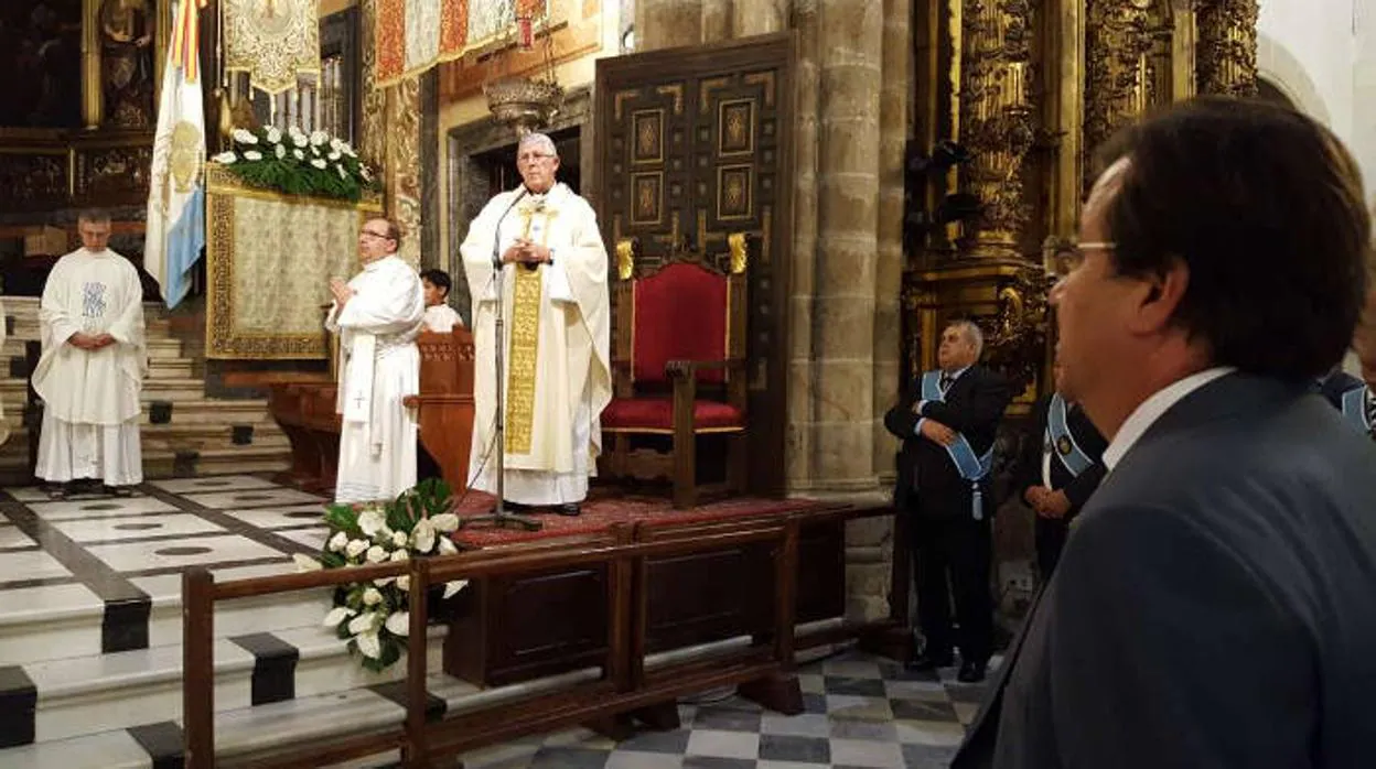 Fernández Vara, en primer plano, en la misa en honor a la Virgen de Guadalupe, patrona de Extremadura, oficiada por el arzobispo de Toledo