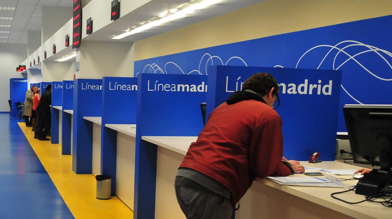 Varias personas son atendidas en las oficinas de Línea Madrid