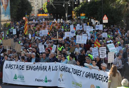 Imagen de la cabecera de la marcha que ha recorrido el centro de Valencia