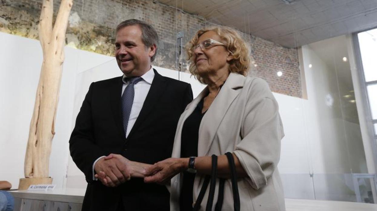 El exportavoz del PSOE, Antonio Miguel Carmona, junto a la exalcaldesa de Madrid, Manuela Carmena, el día en que firmaron el pacto de investidura