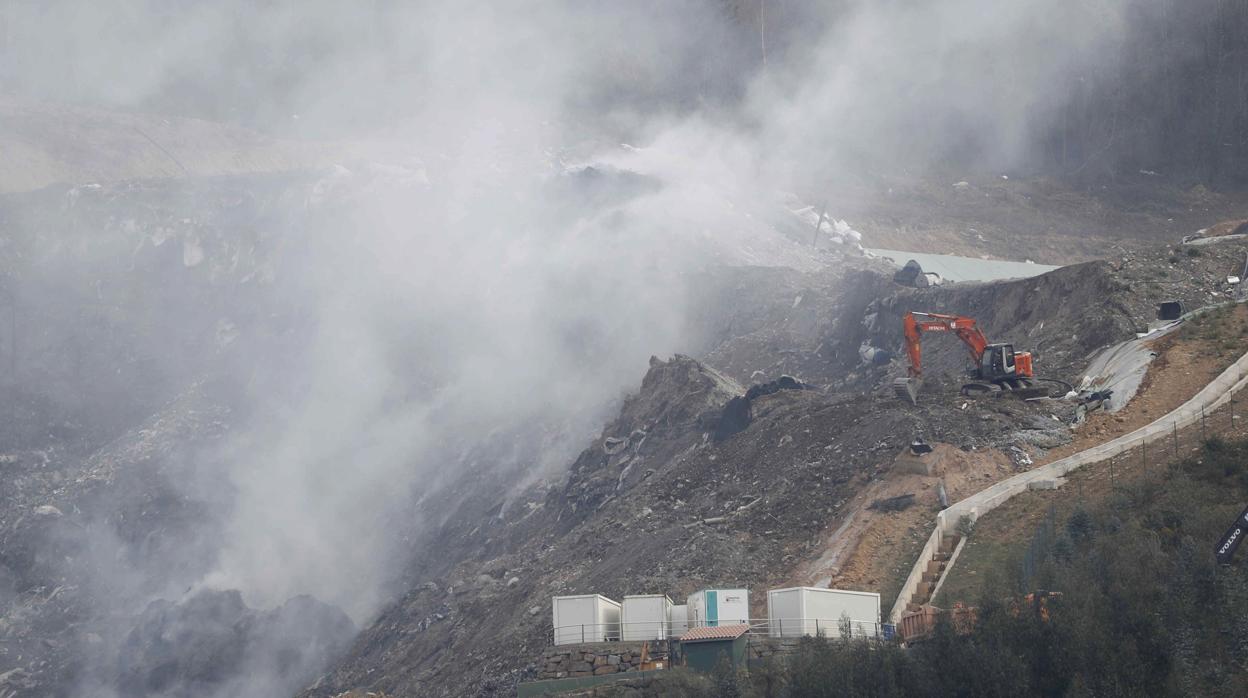 Máquinas trabajando este sábado para apagar los incendios entre los residuos del vertedero de Zaldibar