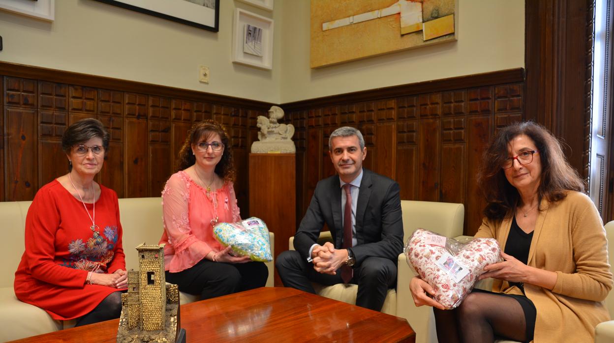 Inmaculada Cruz y María José Recio presentaron a Álvaro Gutiérrez el proyecto «Almohada del Corazón»