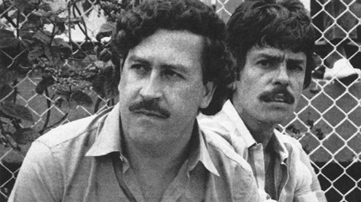 Pablo Escobar (izquierda)
