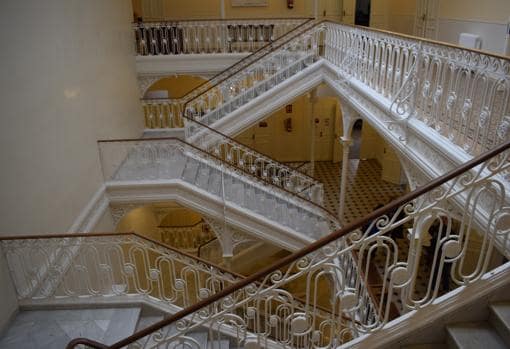 La escalera es uno de los elementos arquitectónicos más destacados del edificio